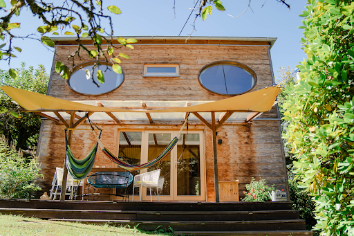 Das Zinipi Tiny House mit Sonnensegel und Hängematten