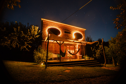Das MayGarden Zinipi bei Nacht unter dem Sternenhimmel