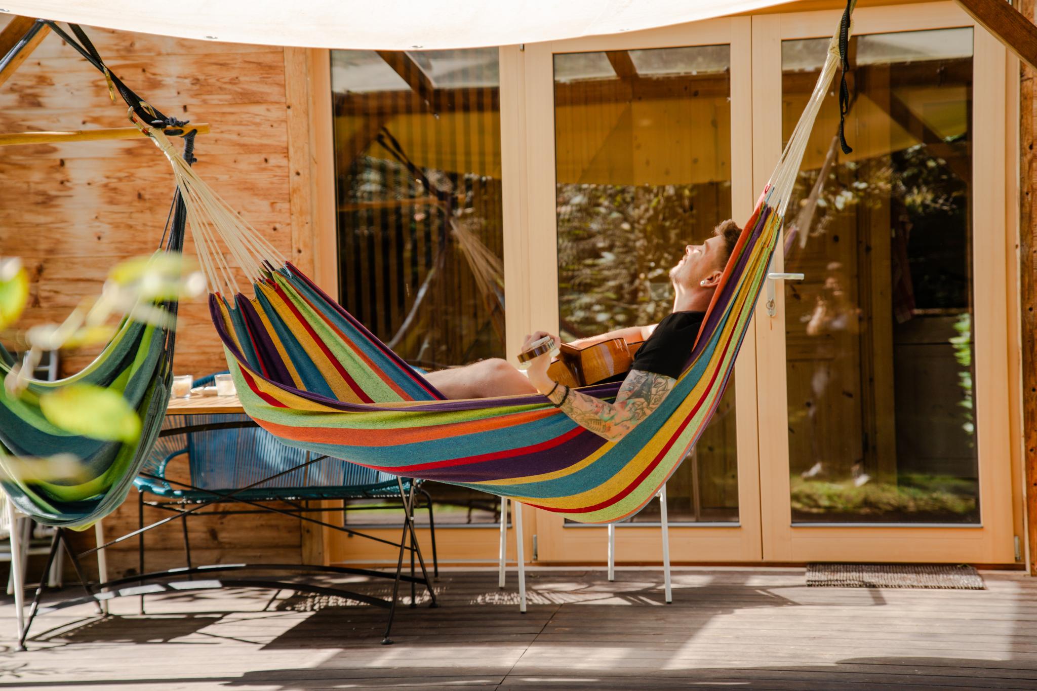 Entspannen in der Hängematte auf der Zinipi-Terrasse